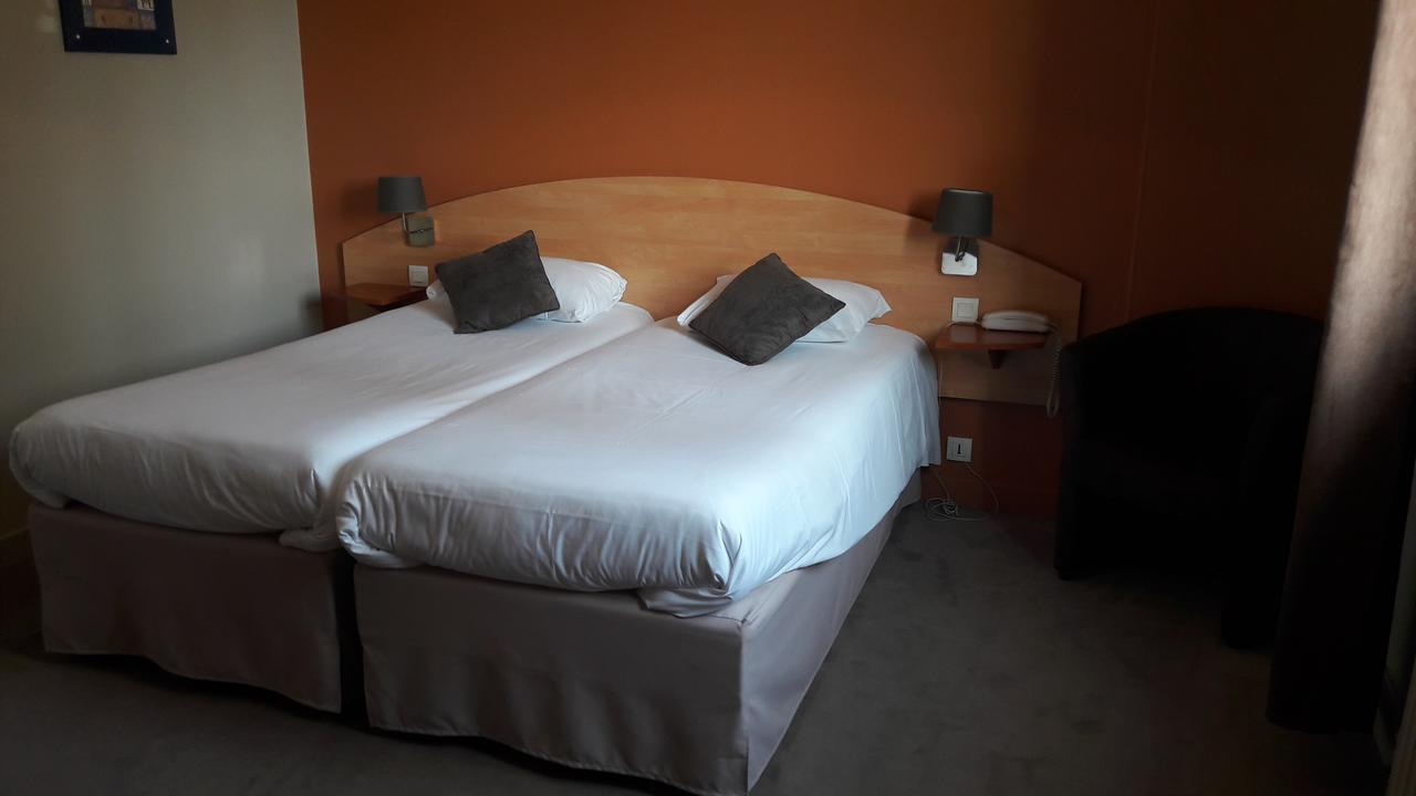 Le Relais De L'Argoat Hotel Belle-Isle-en-Terre Bagian luar foto